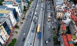 Chật vật di chuyển trên đường Nguyễn Xiển vì loạt lô cốt, hàng quán bủa vây