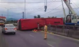 Xe khách lật ngang giữa quốc lộ, 5 người bị thương