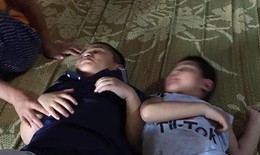 X&#243;t thương gia cảnh hai b&#233; trai 10 tuổi v&#224; 8 tuổi chưa một lần cất tiếng gọi &#39;bố, mẹ&#39;