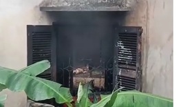 Con tưới xăng đốt nh&#224; khiến mẹ bỏng nặng