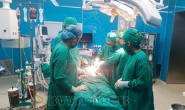 Bệnh nhân 40 tuổi bị đâm thấu bụng thoát chết nhờ được chi viện kịp thời từ tuyến trên 