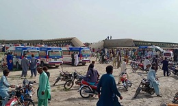 Tàu hỏa trật đường ray ở Pakistan, 30 người chết, 67 người bị thương