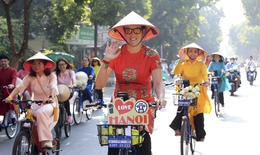 Kh&#225;ch quốc tế tham gia &#39;&#193;o d&#224;i kết nối du lịch v&#224; di sản&#39; tại Thủ đ&#244;