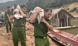 Nghệ An: Chiến sĩ c&#244;ng an băng rừng, vượt suối l&#224;m nh&#224; cho người ngh&#232;o