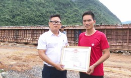 Cứu sống 2 học sinh chới với giữa d&#242;ng nước lũ chảy xiết