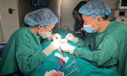 Người đ&#224;n &#244;ng kh&#244;ng tinh tr&#249;ng vẫn c&#243; 2 con sinh đ&#244;i khoẻ mạnh