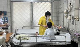 Vụ cháy chung cư mini: Em bé một mình ở bệnh viện Bạch Mai vui mừng khi kết nối được với mẹ điều trị tại nơi khác