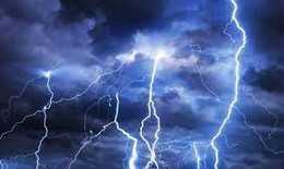 Thanh niên bị sét đánh tử vong khi đang dùng điện thoại