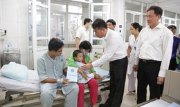 BHXH Việt Nam thăm hỏi, tặng qu&#224; hỗ trợ người bị thương trong vụ ch&#225;y chung cư mini 
