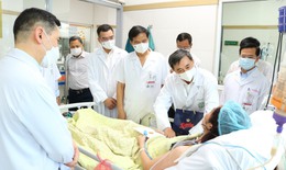 Thứ trưởng Bộ Y tế Trần Văn Thuấn thăm, trao qu&#224; động vi&#234;n bệnh nh&#226;n nặng trong vụ ch&#225;y chung cư mini