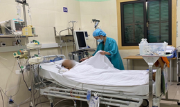 Người mẹ mỏi mòn chờ một phép màu để cứu con trai 8 tuổi suy tim