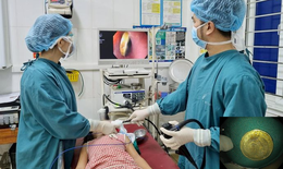 Đồng xu mắc kẹt trong thực quản của b&#233; g&#225;i 5 tuổi