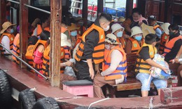 Nhiều du khách tham quan biển, đảo dịp Quốc khánh