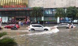 Nhiều tuyến phố ở Thanh Hóa ngập sâu, người dân bì bõm trong biển nước
