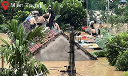 Mưa lũ miền Trung: Quốc lộ, bản làng bị chia cắt, học sinh leo mái nhà
