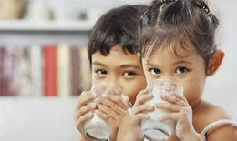 Cho trẻ uống nước như thế n&#224;o l&#224; đ&#250;ng c&#225;ch v&#224; tốt cho sức khỏe?