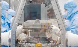 NASA mở khoang chứa mẫu vật từ tiểu h&#224;nh tinh Bennu