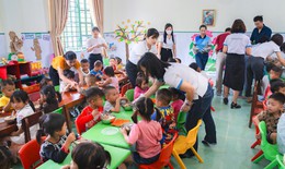 Tiếp sức bữa ăn dinh dưỡng đến các em học sinh vùng cao