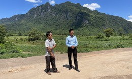 Đồng b&#224;o Bru-V&#226;n Kiều hiến đất mở đường