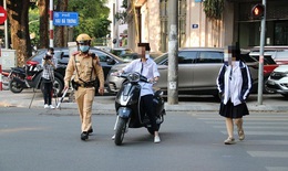 Chấn chỉnh tình trạng học sinh lạng lách đánh võng trên phố