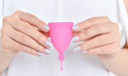 Hướng dẫn chị em c&#225;ch sử dụng cốc nguyệt san an to&#224;n