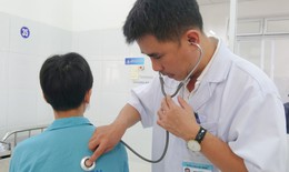 Video cứu sống thiếu niên 16 tuổi bị đứt rời phế quản
