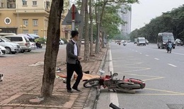 Hai thanh niên đi xe máy tự ngã, văng lên vỉa hè thương vong