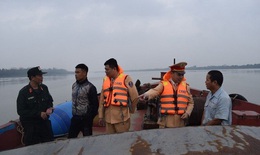 Tàu hết đăng kiểm ngang nhiên hút cát bán ngay trên sông