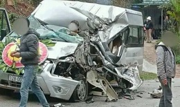 &#212; t&#244; chở thi thể đi hoả t&#225;ng va chạm xe tải, 2 người bị thương nặng