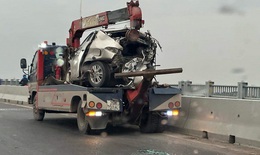 &#212; t&#244; biến dạng, văng xa 20 m&#233;t sau tai nạn tr&#234;n cầu Vĩnh Tuy