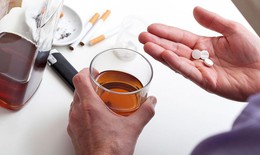 Đang phải uống thuốc m&#224; uống rượu c&#243; ảnh hưởng g&#236; kh&#244;ng?