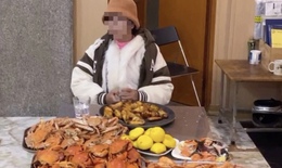Khách đi ăn buffet, đút 10 kg hải sản vào balo mang về phải bồi thường 6,1 triệu đồng