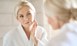 5 bước trang điểm tự nhiên, đơn giản cho phụ nữ trung niên thêm rạng rỡ