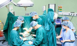 Người phụ nữ Lào xúc động cảm ơn bác sĩ Việt Nam khi con được ‘vá tim’