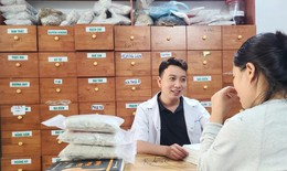 Nam lương y trẻ tuổi kế thừa phương thuốc chữa bệnh s&#249;i m&#224;o g&#224;