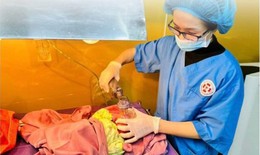 Báo động đỏ toàn viện, cứu sống mẹ con sản phụ co giật toàn thân