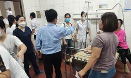 Nhiều học sinh nhập viện sau khi uống nước ngọt ph&#225;t miễn ph&#237; ngo&#224;i cổng trường