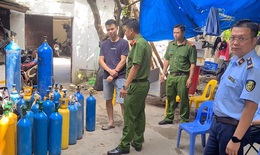 Bắt quả tang cơ sở cung cấp khí cười nằm sâu trong ngõ nhỏ