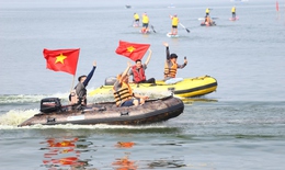 Hàng trăm vận động viên bơi chải thuyền rồng rẽ nước tranh tài