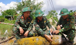 Thi c&#244;ng trụ điện trong khu d&#226;n cư, ph&#225;t hiện bom nặng hơn 1 tạ