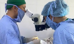 Không may bị bạn đâm bút vào hốc mắt, nữ sinh Hải Phòng tự tay rút dị vật