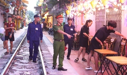 Công an 2 quận kiểm tra đột xuất toàn tuyến 'phố đường tàu'
