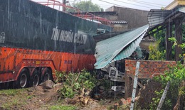 Xe container mất lái đâm vào nhà dân
