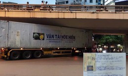 Tạm giữ bằng lái tài xế container mắc kẹt dưới gầm cầu vượt Ngã Tư Sở