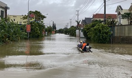 Lật đ&#242;, người đ&#224;n &#244;ng mất t&#237;ch trong d&#242;ng nước lũ