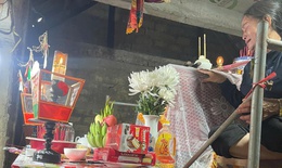 Rớt nước mắt cảnh kê cao quan tài người thân chờ lũ rút