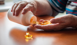 Người già nên uống vitamin gì?