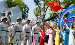 Hàng nghìn người diễu hành gợi nhớ 'Hà Nội ngày về chiến thắng'