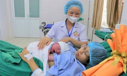 B&#233; trai nặng 3,6kg l&#224; c&#244;ng d&#226;n đầu ti&#234;n ch&#224;o đời trong ng&#224;y thị x&#227; Đ&#244;ng Triều l&#234;n th&#224;nh phố