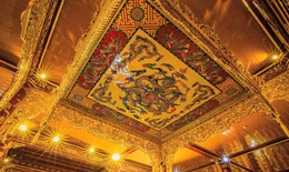 Chiêm ngưỡng bửu tán ngai vàng trong Hoàng cung Huế